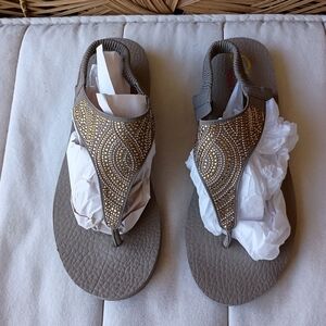 NWOT Sketchers Yoga Foam Elegant Gold Embellished Women's Sandals_11